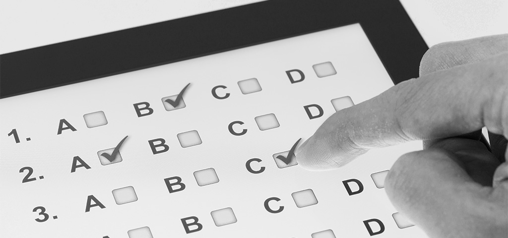 Tablet mit Auswahloptionen eines Tests | © Getty Images / ymgerman Tablet mit Auswahloptionen eines Tests