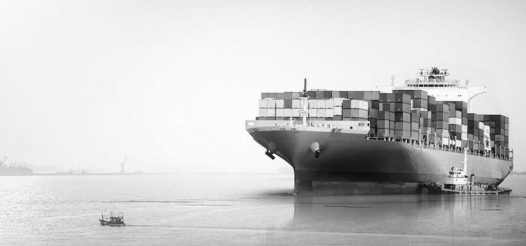 Kleines Boot kreuzt Containerschiff | © GettyImages / Tryaging