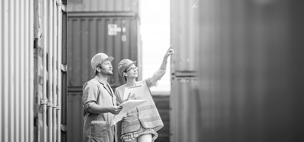 Besprechung zwischen Containern | © istockphoto / sanjeri