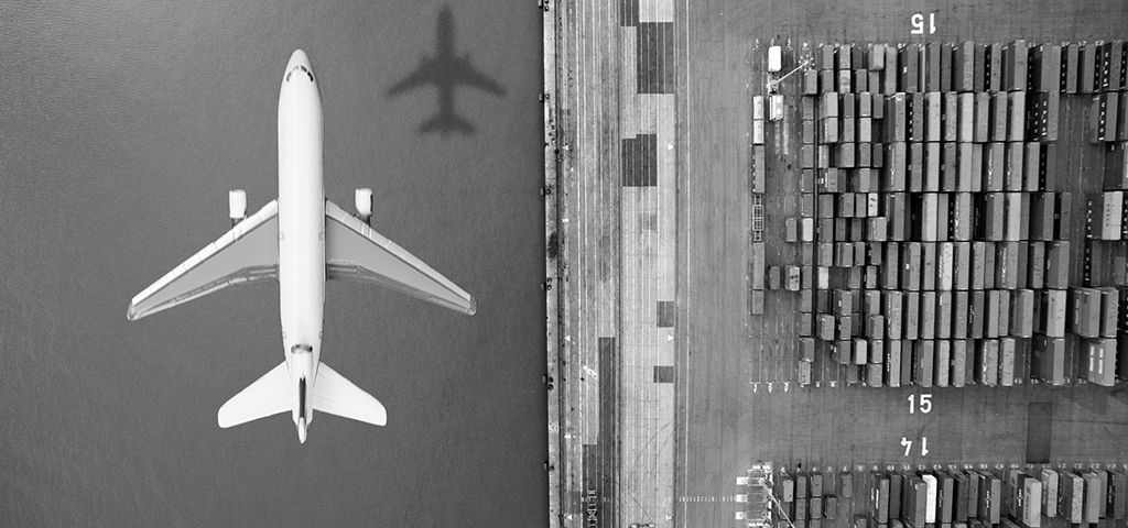 Flugzeug fliegt neben Container-Sammelplatz | © GettyImages / Alija