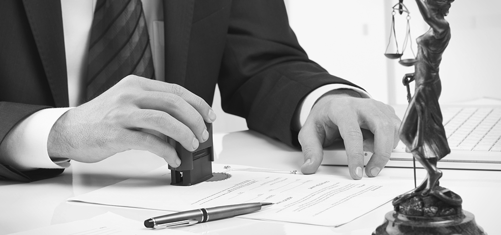 Geschäftsmann stempelt Vertrag | © iStockphoto / Iurii Sokolov Geschäftsmann stempelt Vertrag