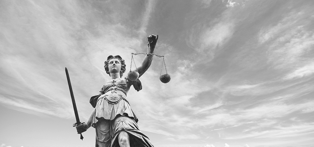 Bronzestatue Justitia vor Himmel | © shutterstock / ER_09 Bronzestatue Justitia vor Himmel