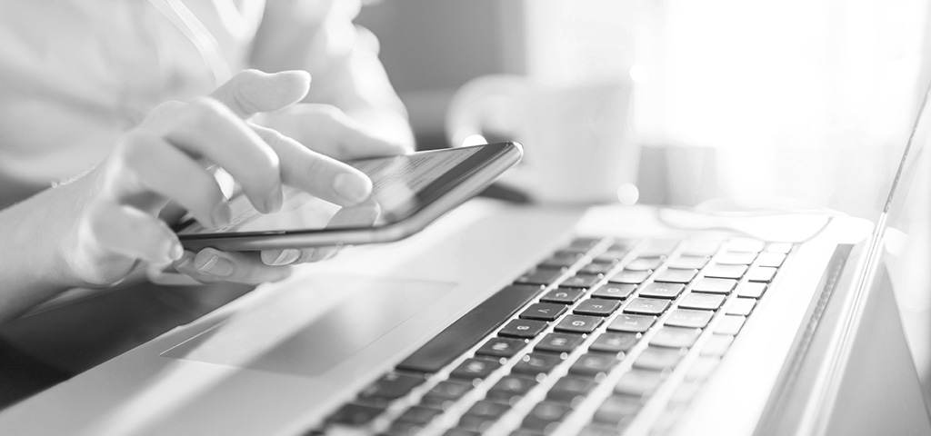 Person bedient Smartphone | © GettyImages/Geber86 Person bedient Smartphone