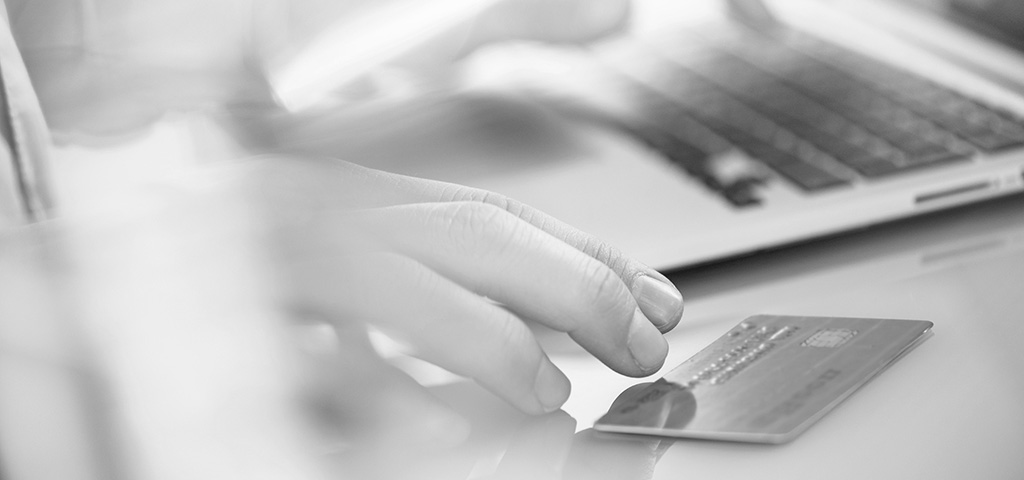 Online-Shopping mit dem Laptop | © iStock.com/vm